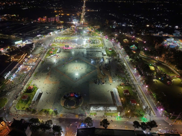 Viettronics Thủ Đức tham gia thi c&ocirc;ng chiếu s&aacute;ng phục vụ Festival Hoa &ndash; Kiểng Sa Đ&eacute;c lần II năm 2025